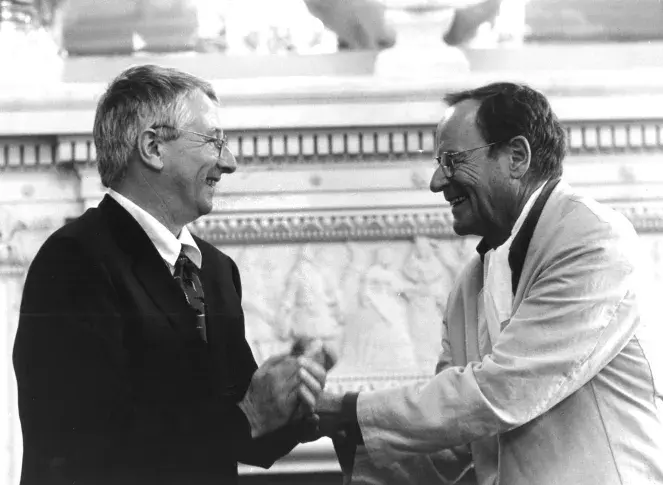 Passation de Jean-Pierre Miquel, administrateur de la Comédie-Française de 1993 à 2001 à Marcel Bozonnet, administrateur de 2001 à 2006. Jean-Pierre Miquel a dirigé le CNSAD de 1982 à 1993. Marcel Bozonnet lui succède à ce poste jusqu’en 2001.