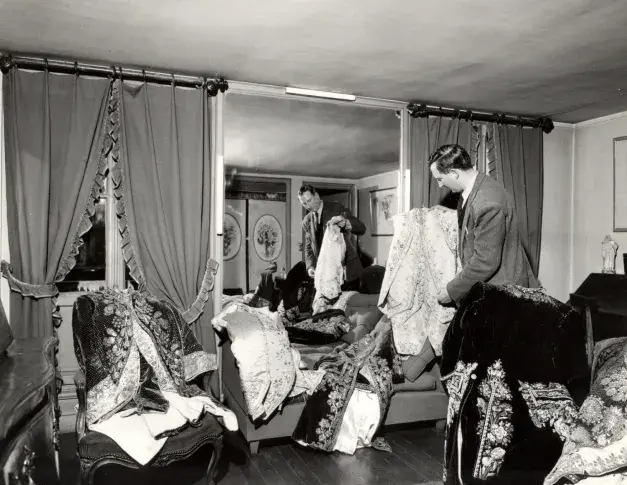 Tailleurs. Costumes historiques dans une loge, [1956]