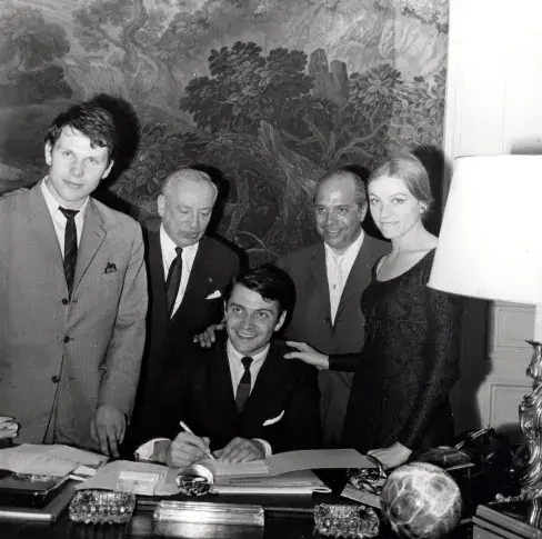 La signature des contrats de pensionnaires de Claude Brosset, Alain Pralon et Christine Fersen, avec l’administrateur Maurice Escande et Robert Manuel. 