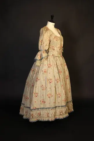 Costume de femme de style Louis XV