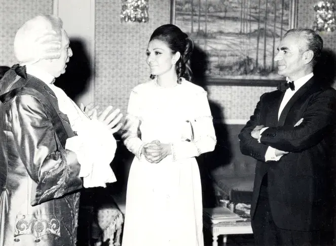 Tournée en Iran, Biennale de Téhéran, novembre 1968. Maurice Escande, Farah Dibah et le Chah d'Iran