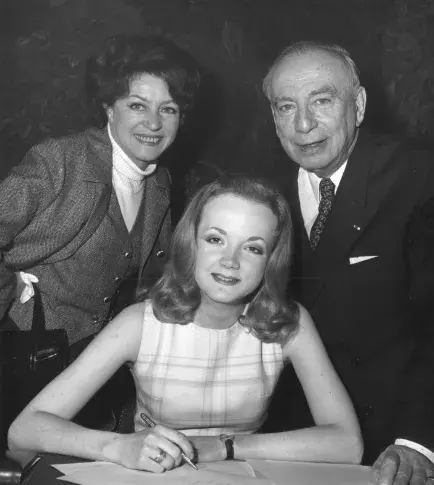 Signature de l’engagement de Catherine Hiegel comme pensionnaire de la Comédie-Française en 1969, entourée de Lise Delamare et de l’administrateur Maurice Escande.