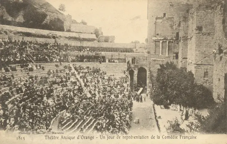Représentation de la Comédie-Française au Théâtre antique d’Orange (photo. Lucien Jame)