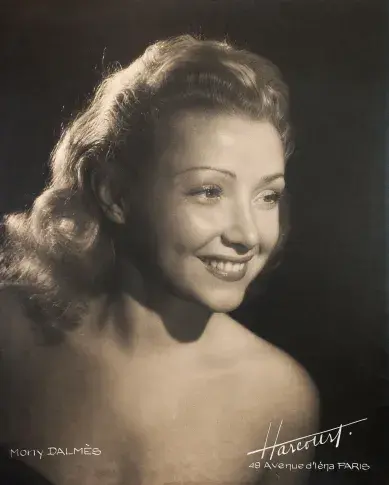Mony Dalmès, sociétaire de la Comédie-Française de 1942 à 1957. Photographie du Studio Harcourt