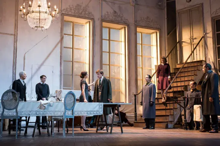 « Le Misanthrope », 2014, mise en scène de Clément Hervieu-Léger, avec Gérard Viala (Basque), Ewen Crovella (Domestique), Georgia Scalliet (Célimène), Loïc Corbery (Alceste), Valentin Rolland (Garde), Adeline D'Hermy (Eliante), Thomas Guené (Garde), Eric 