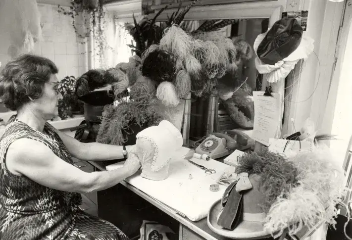 L’atelier des modistes, [1974]
