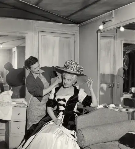 Modiste. Essayage de chapeau avec Mme Renée Demay dite Regguy, responsable de l’atelier modiste, [1956]