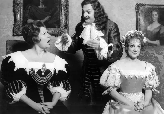 « Les Femmes savantes », reprise de [1967], mise en scène de Jean Meyer, avec Françoise Seigner (Philaminte), Jacques Charon (Trissotin), Denise Gence (Bélise)