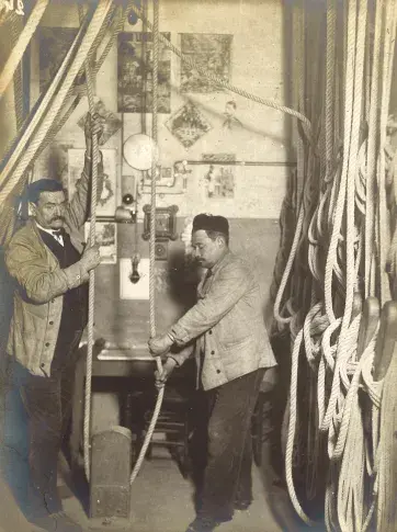 Machinistes. Manœuvre d'un rideau dans les coulisses, [1900]