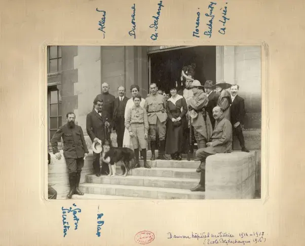 La troupe devant l’Hôpital de l’Ecole Polytechnique