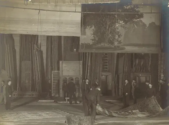 Machinistes. Mise en place d'un décor sur le plateau, [1900]