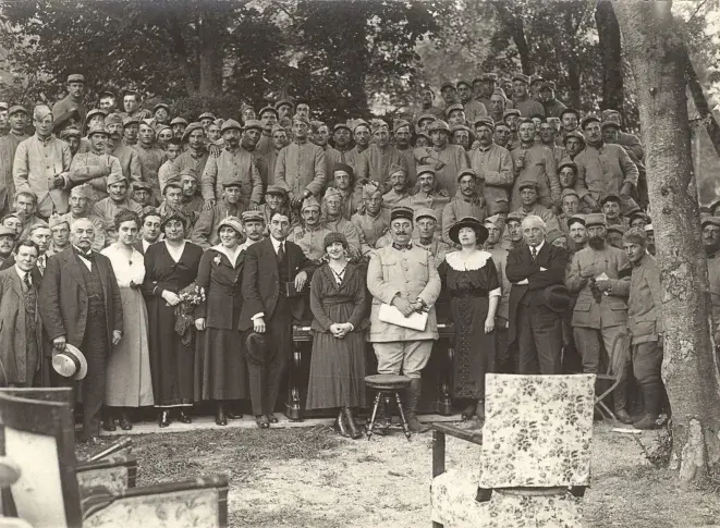 La troupe et quelques poilus