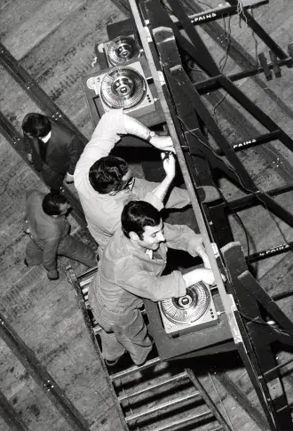 Électriciens. Installation des lumières sur une herse, plateau de la salle Richelieu, [années 80]