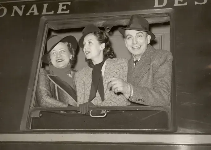 Tournée de la Comédie-Française à Londres en 1939, Béatrice Bretty, Lise Delamare, Maurice Escande (photo. Agence Trampus)