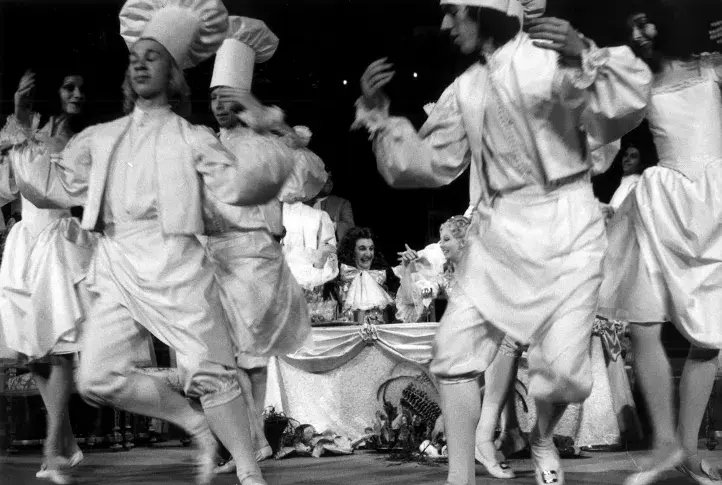 « Le Bourgeois gentilhomme », 1972, mise en scène de Jean-Louis Barrault, avec Jacques Charon (Monsieur Jourdain), Geneviève Casile (Dorimène), danseuses 