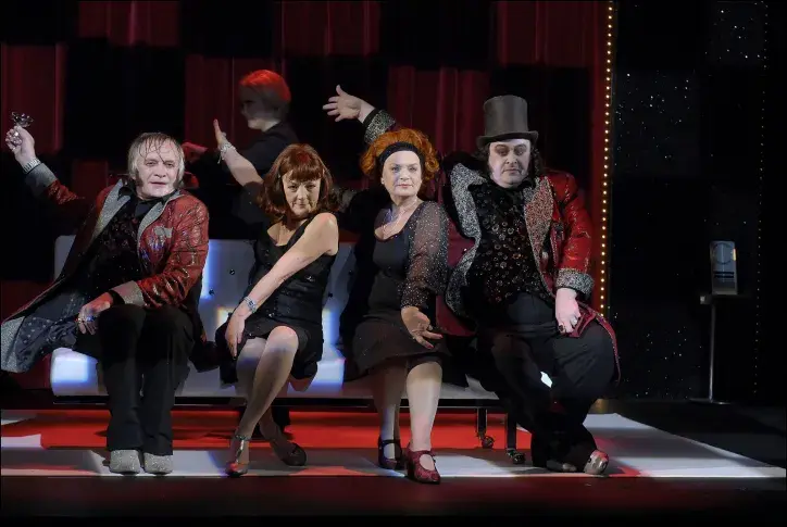 « Les Précieuses ridicules », 2007, mise en scène de Dan Jemmett, avec Véronique Vella (Almanzor), Andrzej Seweryn (Mascarille, La Grange), Catherine Hiegel (Magdelon), Catherine Ferran (Cathos), Serge Bagdassarian (Jodelet, Du Croisy)