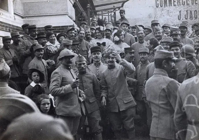 Les comédiens en costumes et les soldats