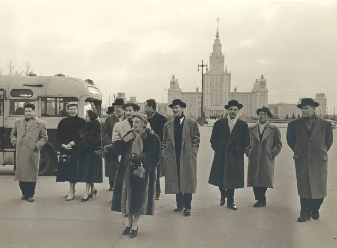 Tournée de la Comédie-Française en URSS en 1954. Les Comédiens français devant l'Université de Moscou, Annie Ducaux, Micheline Boudet, Louis Seigner, Jean-Louis Jemma, Berthe Bovy, Louis Eymond, Jean Yonnel, André Falcon, Henri Rollan