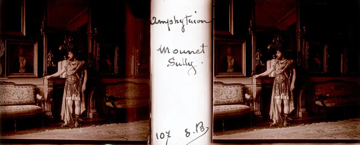 « Amphitryon », [1910], avec Mounet-Sully dans le costume de Jupiter, photographie prise dans le Foyer des artistes de la Comédie-Française
