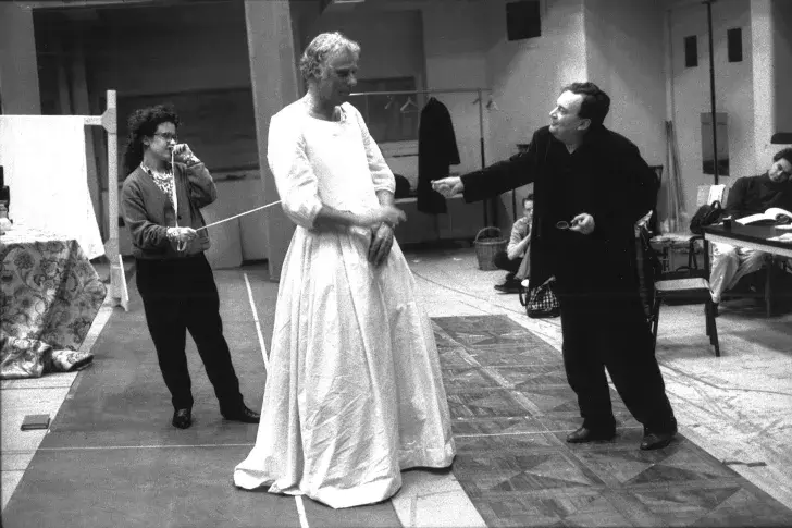 « La Comtesse d’Escarbagnas », 1992, Jean-Luc Bideau en essayage de son costume de la Comtesse d'Escarbagnas, sous le regard du metteur en scène Jacques Lassalle et de la comédienne Véronique Vella