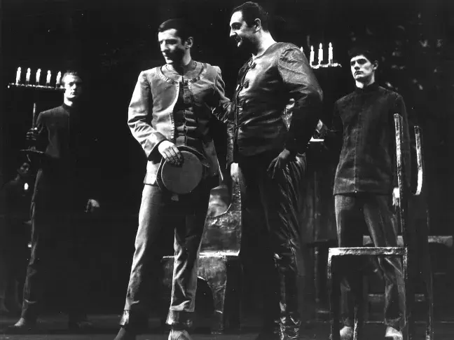 « Dom Juan », 1967, mise en scène d’Antoine Bourseiller, avec au centre : Michel Aumont (Monsieur Dimanche), Jacques Charon (Sganarelle)