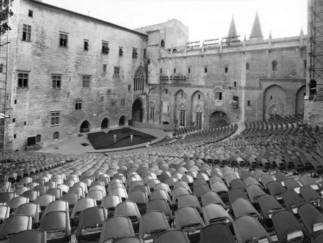 Gradins : un lieu de représentation en plein air, au cœur d'un monument classé au patrimoine mondial de l'Unesco, Cour d'honneur du Palais des Papes, [1972]