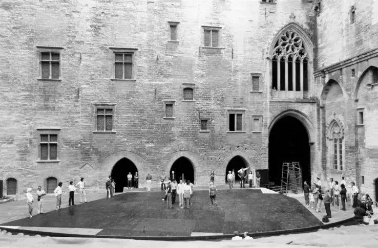 Répétitions de « Richard III » de Shakespeare, traduction de Jean-Louis Curtis, mise en scène de Terry Hands, Cour d'honneur du Palais des Papes, 1972