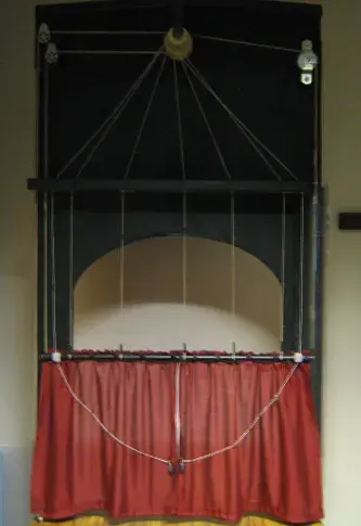 Rideau à la française : maquette en bois réalisée par les machinistes de la Comédie-Française à l’occasion de l’exposition Machinerie de théâtre (Studio-Théâtre, 2009)