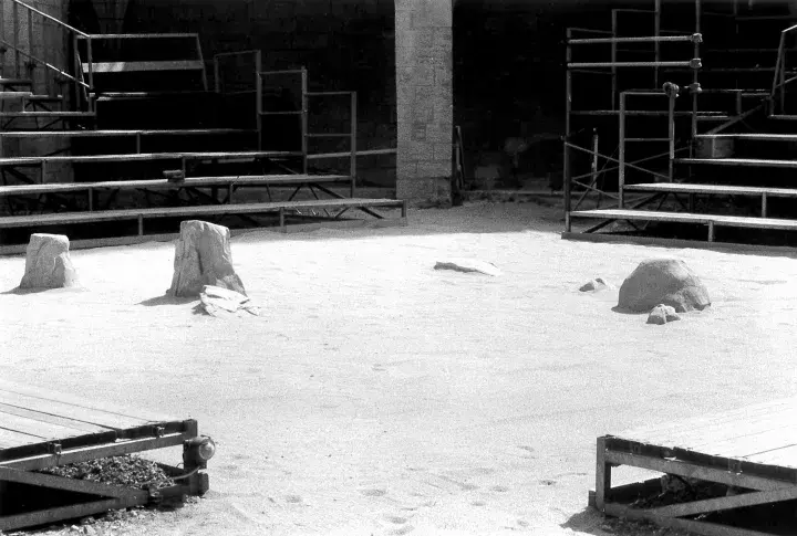 Photographie technique du décor de « La Double inconstance » de Marivaux, mise en scène de Jean-Luc Boutté, Cloître des Carmes, 1980 