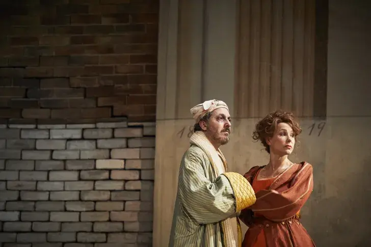Photo du spectacle Le Malade imaginaire (saison 2025-2026) avec Guillaume Gallienne, Coraly Zahonero