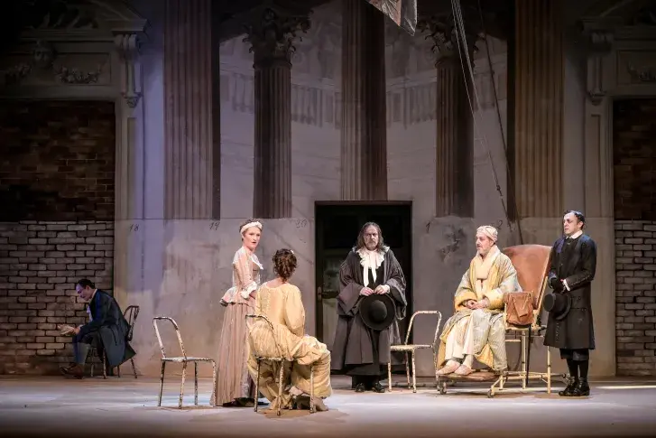 Photo du spectacle Le Malade imaginaire (saison 2025-2026) avec Charlie Fabert, Julie Sicard, Léa Lopez, Denis Podalydès, Guillaume Gallienne, Clément Bresson
