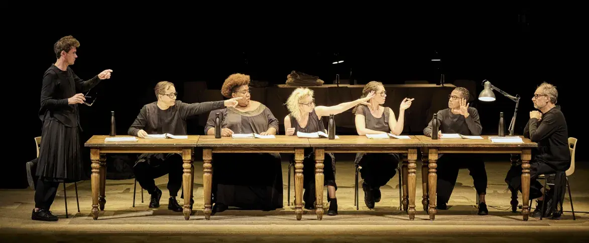 Photo du spectacle Hécube, pas Hécube (saison 2025-2026) avec Loïc Corbery, Éric Génovèse, Séphora Pondi, Elsa Lepoivre, Élissa Alloula, Gaël Kamilindi, Denis Podalydès