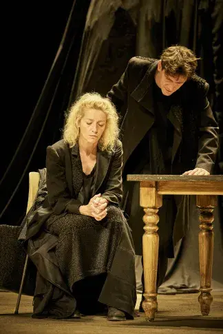 Photo du spectacle Hécube, pas Hécube (saison 2025-2026) avec Elsa Lepoivre, Loïc Corbery
