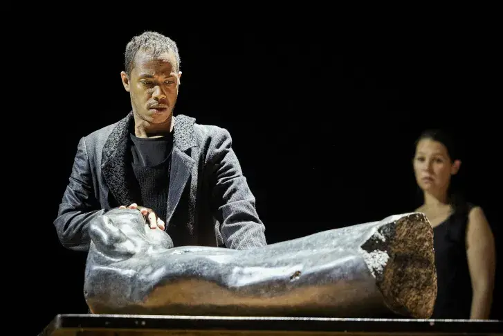 Photo du spectacle Hécube, pas Hécube (saison 2025-2026) avec Gaël Kamilindi, Élissa Alloula