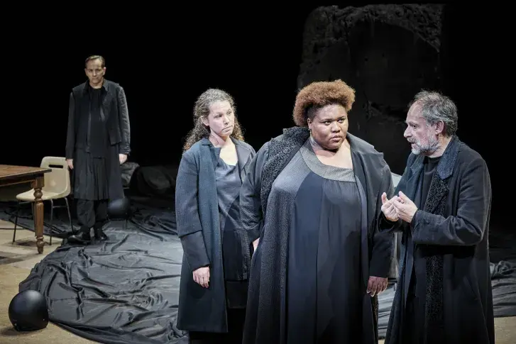 Photo du spectacle Hécube, pas Hécube (saison 2025-2026) avec Éric Génovèse, Élissa Alloula, Séphora Pondi, Denis Podalydès