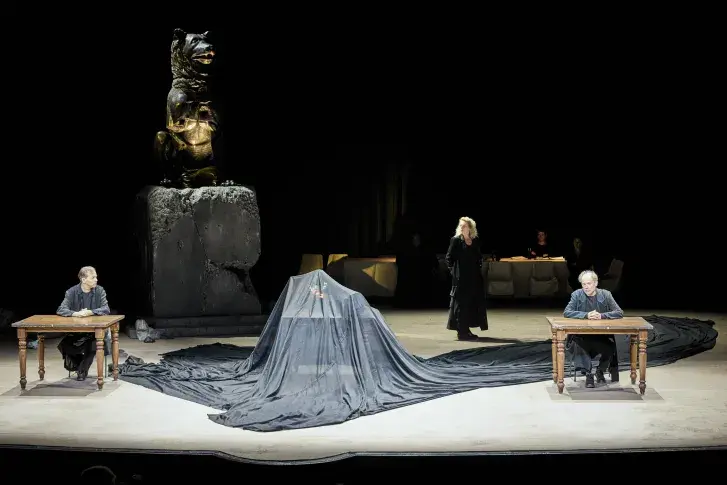 Photo du spectacle Hécube, pas Hécube (saison 2025-2026) avec Éric Génovèse, Elsa Lepoivre, Denis Podalydès