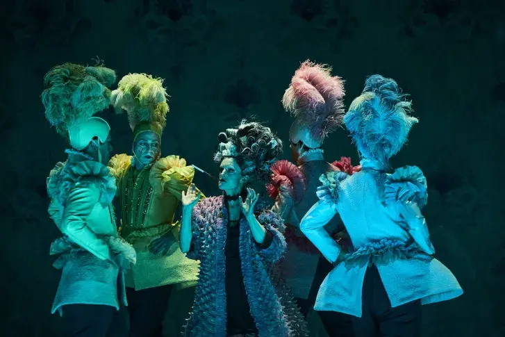 Photo du spectacle Les Femmes savantes (saison 2025-2026) avec Diego Andres, Sabino Civilleri, Aymeline Alix, Hippolyte Orillard, Alessandro Sanna  