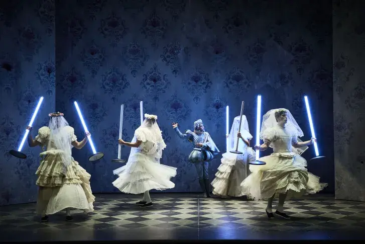 Photo du spectacle Les Femmes savantes (saison 2025-2026) avec Diego Andres, Sabino Cibilleri, Gaël Kamilindi, Hippolyte Orillard, Alessandro Sanna