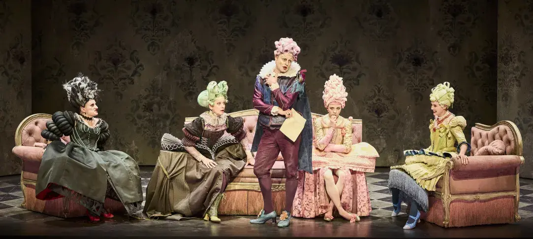 Photo du spectacle Les Femmes savantes (saison 2025-2026) avec Aymeline Alix, Elsa Lepoivre, Stéphane Varupenne, Edith Proust, Jennifer Decker 