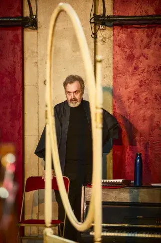 Photo du spectacle Six personnages en quête d'auteur (saison 2025-2026) avec Serge Bagdassarian