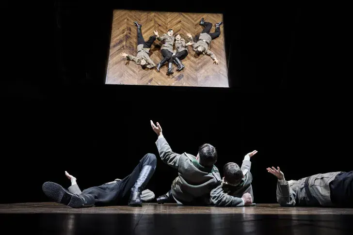 Photo du spectacle L'Ordre du jour (saison 2025-2026) avec Baptiste Chabauty, Laurent Stocker, Julie Sicard, Jérémy Lopez
