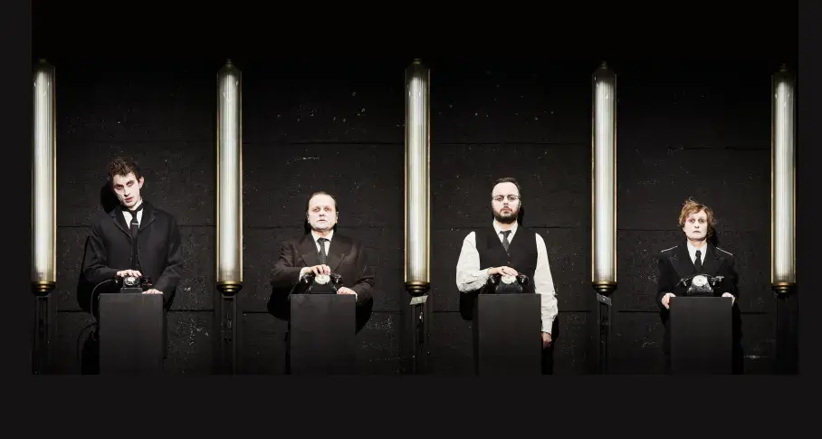 Photo du spectacle L'Ordre du jour (saison 2025-2026) avec Baptiste Chabauty, Laurent Stocker, Jérémy Lopez, Julie Sicard