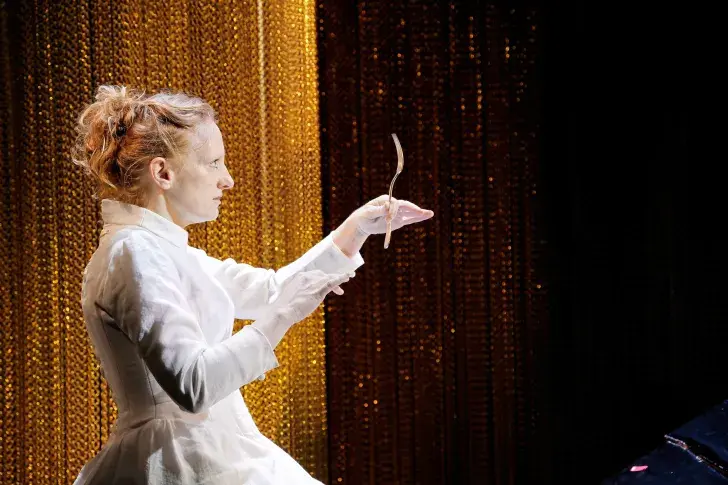 Photo du spectacle Lumières, lumières, lumières (saison 2025-2026) avec Aymeline Ali