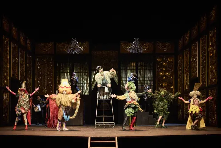 Photo du spectacle Bourgeois gentilhomme (saison 2025-2026) avec Morgane Real, Baptiste Chabauty, Gabriel Draper, Ivica Bogdanić, Axel Auriant,  Martin Saccardy, Alexandre Pavlof, Rémi Boissy, Alon Peylet, Julien Oury, Didier Sandre, Véronique Vella