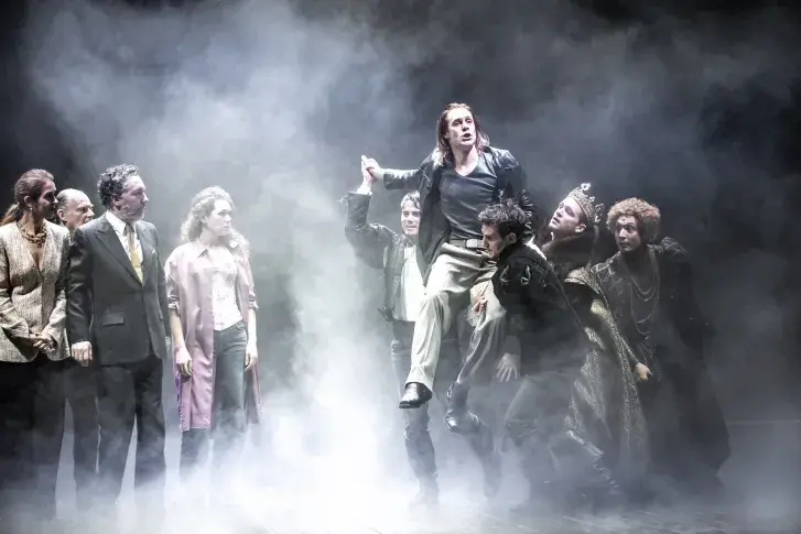 Photo du spectacle Hamlet (saison 2025-2026) avec  Florence Viala, Denis Podalydès, Guillaume Gallienne, Élissa Alloula, Nicolas Verdier, Christophe Montenez, Pierre-Victor Cabrol, Vincent Breton, Aksel Carrez 