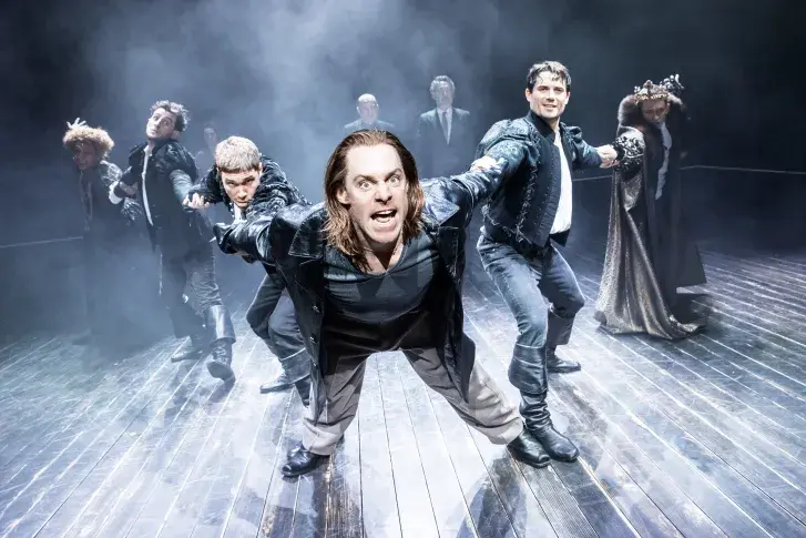 Photo du spectacle Hamlet (saison 2025-2026) avec Aksel Carrez, Pierre-Victor Cabrol, Arthur Colzy, Christophe Montenez, Nicolas Verdier, Vincent Breton 