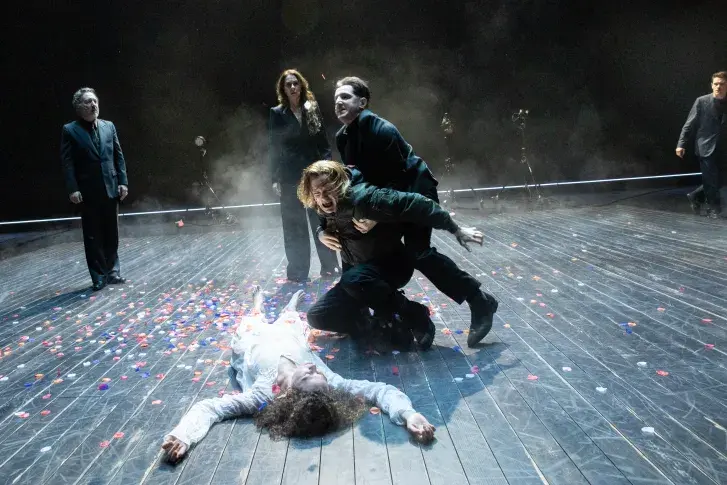 Photo du spectacle Hamlet (saison 2025-2026) avec Guillaume Gallienne, Élissa Alloula, Florence Viala, Jean Chevalier, Christophe Montenez, Loïc Corbery 